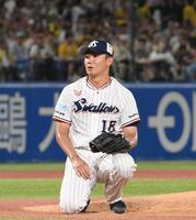 ４回、マウンドでつまずく奥川（撮影・堀内翔）