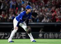 ７回、自らの失策で広島に同点を許した中日・高橋宏