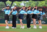 歌唱する乃木坂野球部（撮影・石井剣太郎）