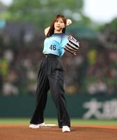 始球式に臨む乃木坂野球部の柴田柚菜（撮影・石井剣太郎）