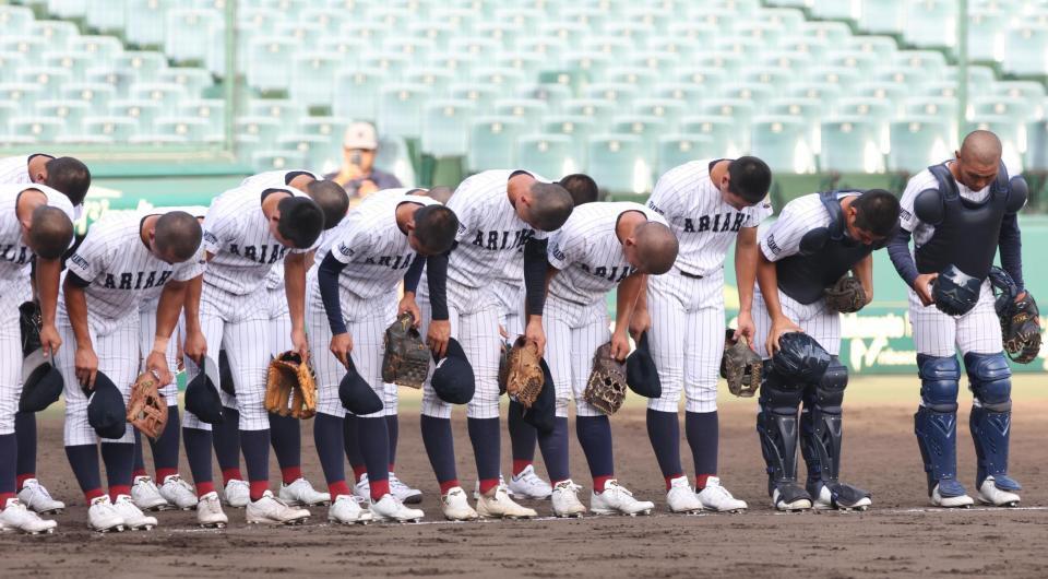 練習を終え、グラウンドで一礼する有明ナイン（撮影・坂部計介）