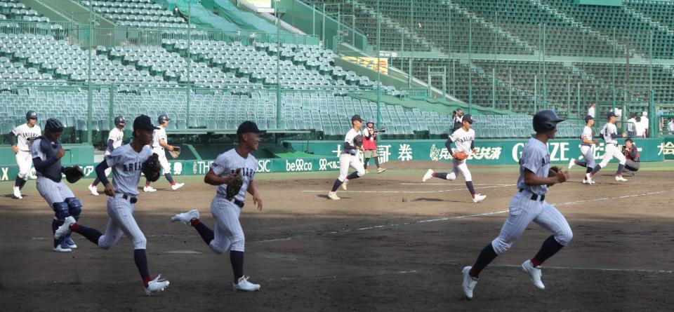 甲子園のグラウンドに元気よく駆け出す有明ナイン（撮影・坂部計介）