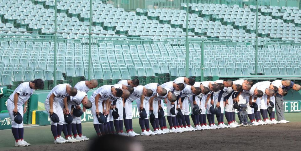 甲子園での練習を終え、グラウンドで一礼する有明ナイン（撮影・坂部計介）