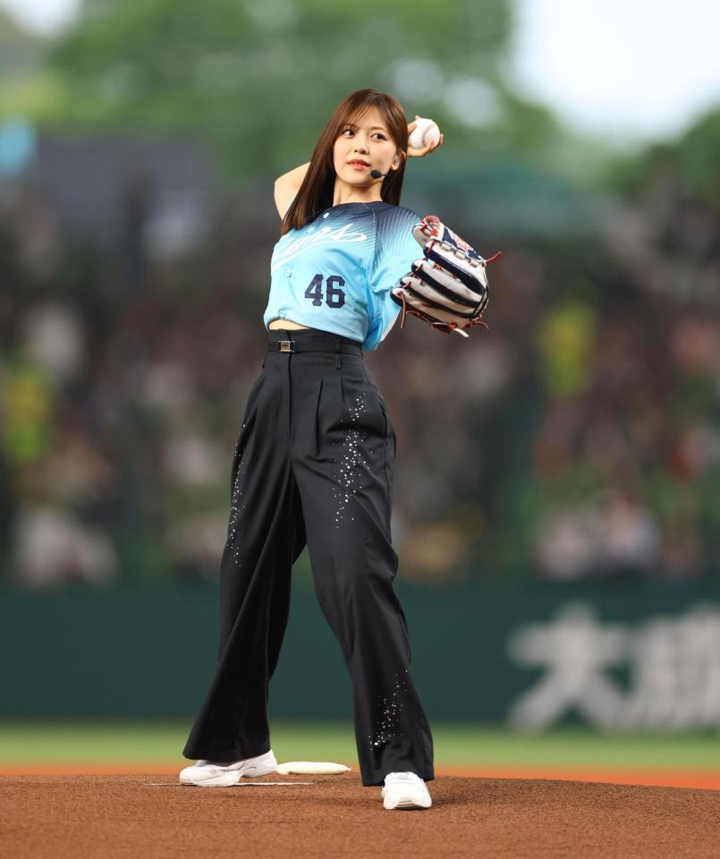 始球式に臨む乃木坂野球部の柴田柚菜（撮影・石井剣太郎）