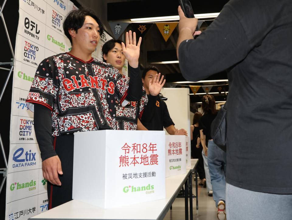 球場内のコンコースでは、（左から）赤星、山崎伊、長野氏による令和８年熊本地震の被災地支援活動の募金が行われた