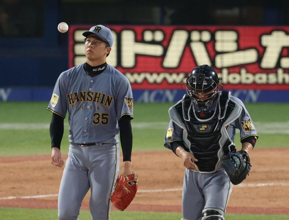 ２回、厳しい表情の才木（左）と梅野（撮影・金田祐二）