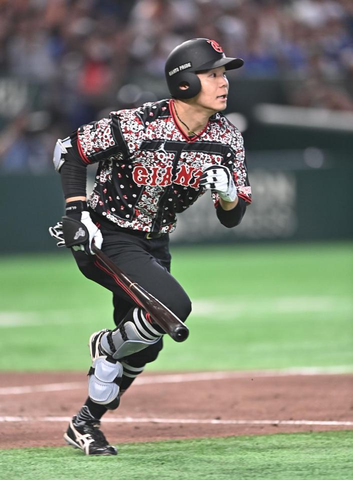 ５回、右越えソロを放ち駆け出す佐々木（撮影・開出牧）