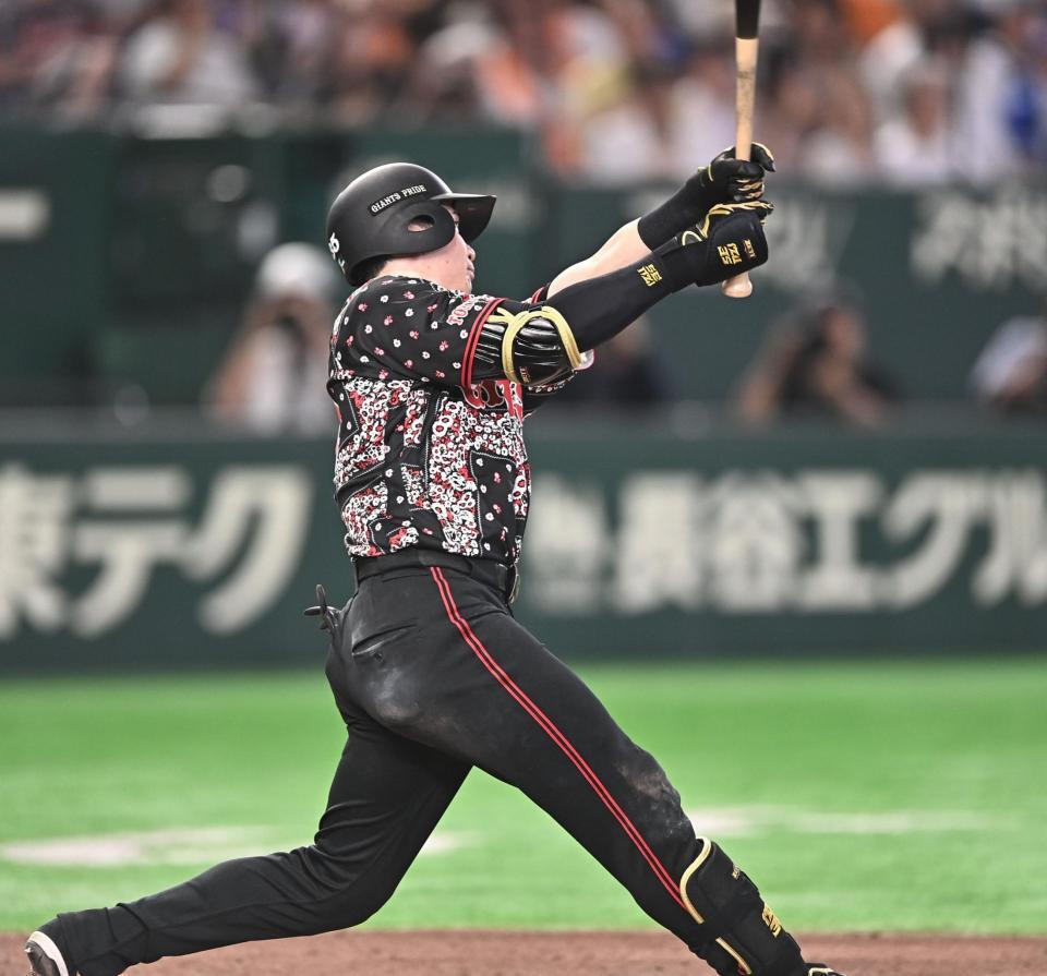 ６回、左越えソロを放つ泉口（撮影・開出牧）