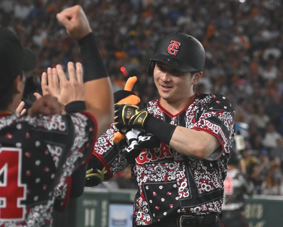６回、左越えソロをは放ちナインとタッチを交わす泉口（撮影・開出牧）