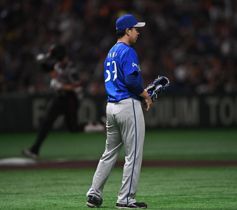 １回、松本（後方）に先制の左越えソロを打たれた平良（撮影・開出牧）