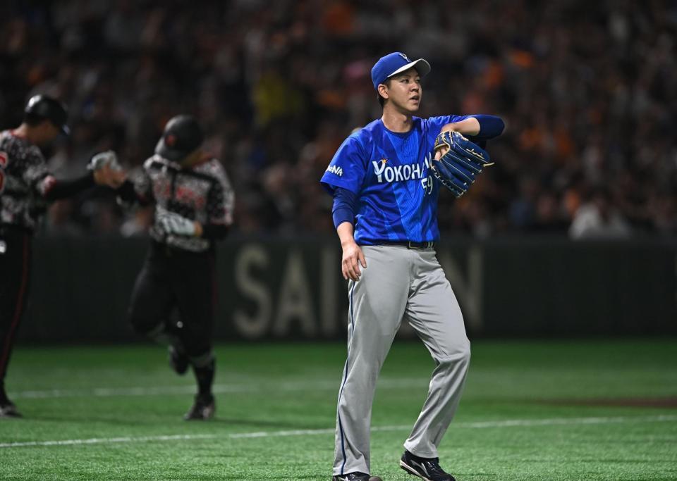 ５回、佐々木（左後方）に右越えソロを打たれた平良（撮影・開出牧）