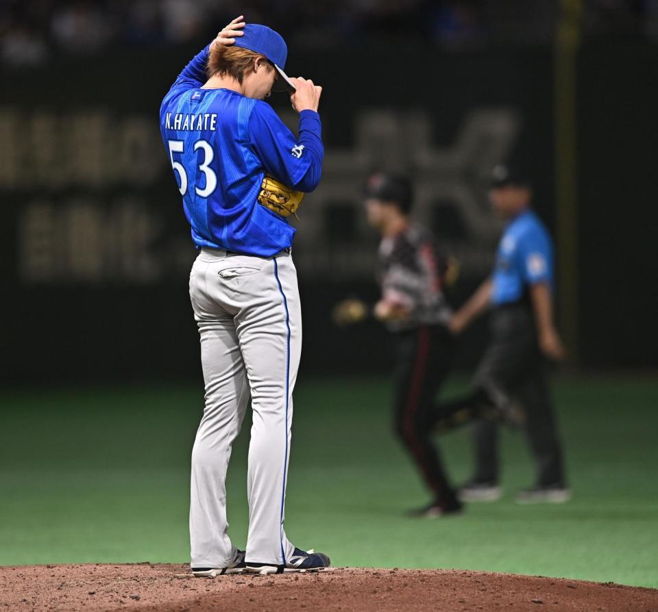 ６回、泉口（後方）に左越えソロを打たれた中川（撮影・開出牧）
