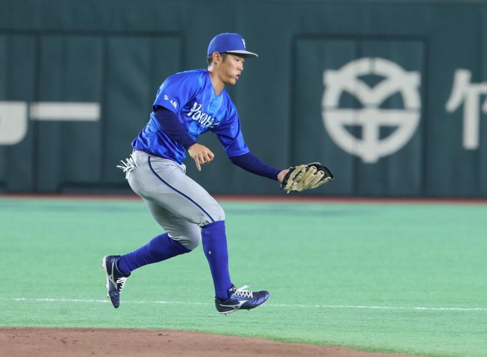 ７回、代打・知念の打球を処理する京田
