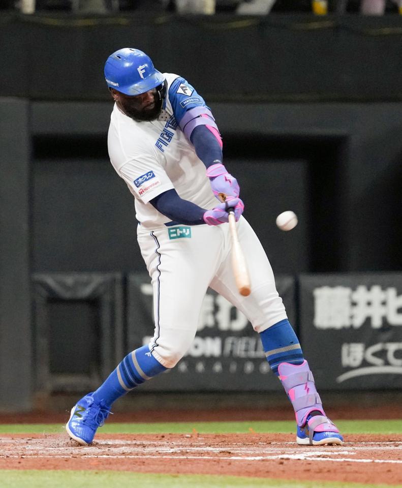 ３回、レイエスが中越えに本塁打を放つ