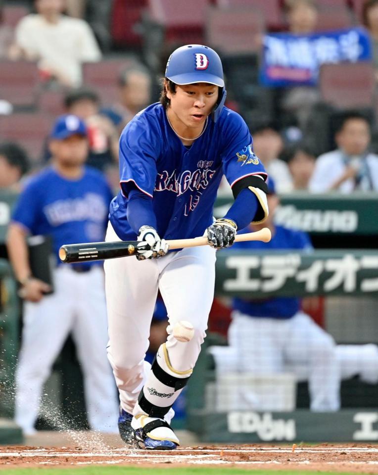 ２回、高橋宏が投手の野選を誘うスクイズを決める