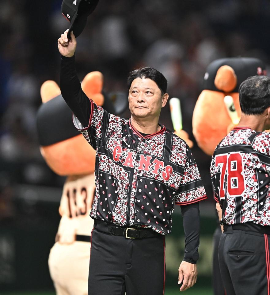 後半戦初戦白星で飾りスタンドの歓声に応える橋上監督代行（撮影・開出牧）