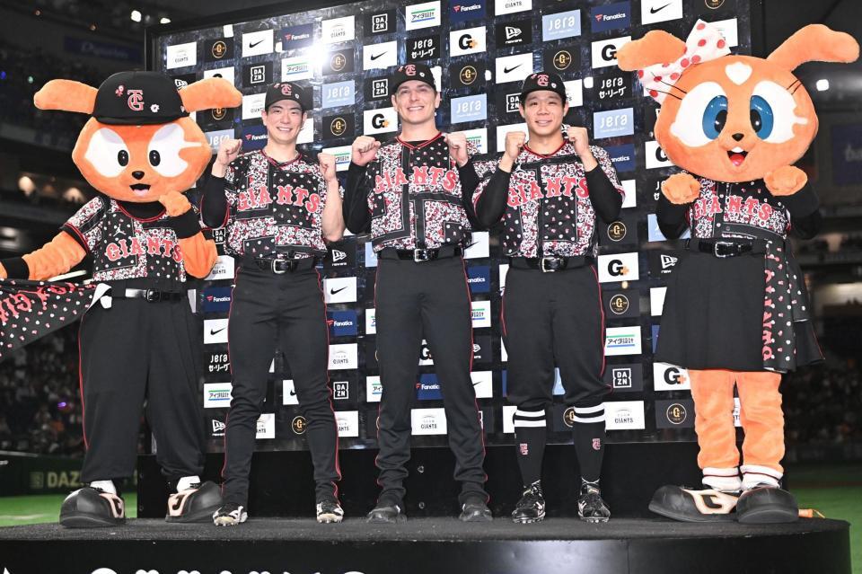 お立ち台でガッツポーズを決める巨人の（左から）松本、ハワード、佐々木（撮影・開出牧）