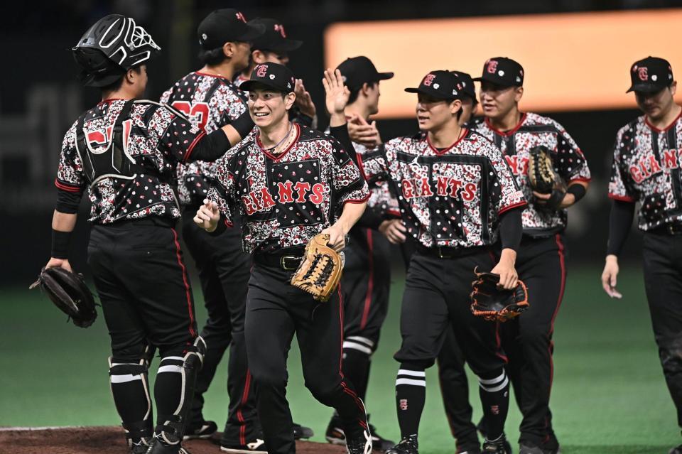 後半戦初戦を白星で飾りタッチを交わす松本剛（手前右）ら巨人ナイン＝東京ドーム（撮影・開出牧）