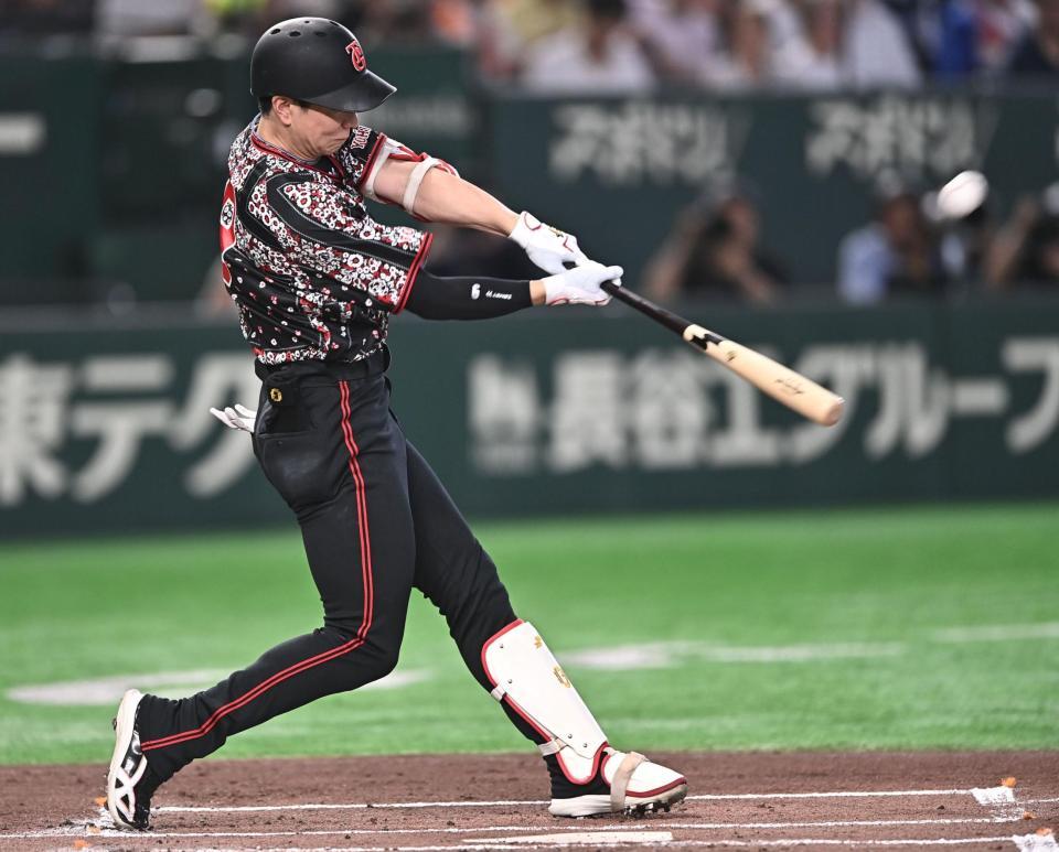 １回、先制の左越えソロを放つ松本（撮影・開出牧）