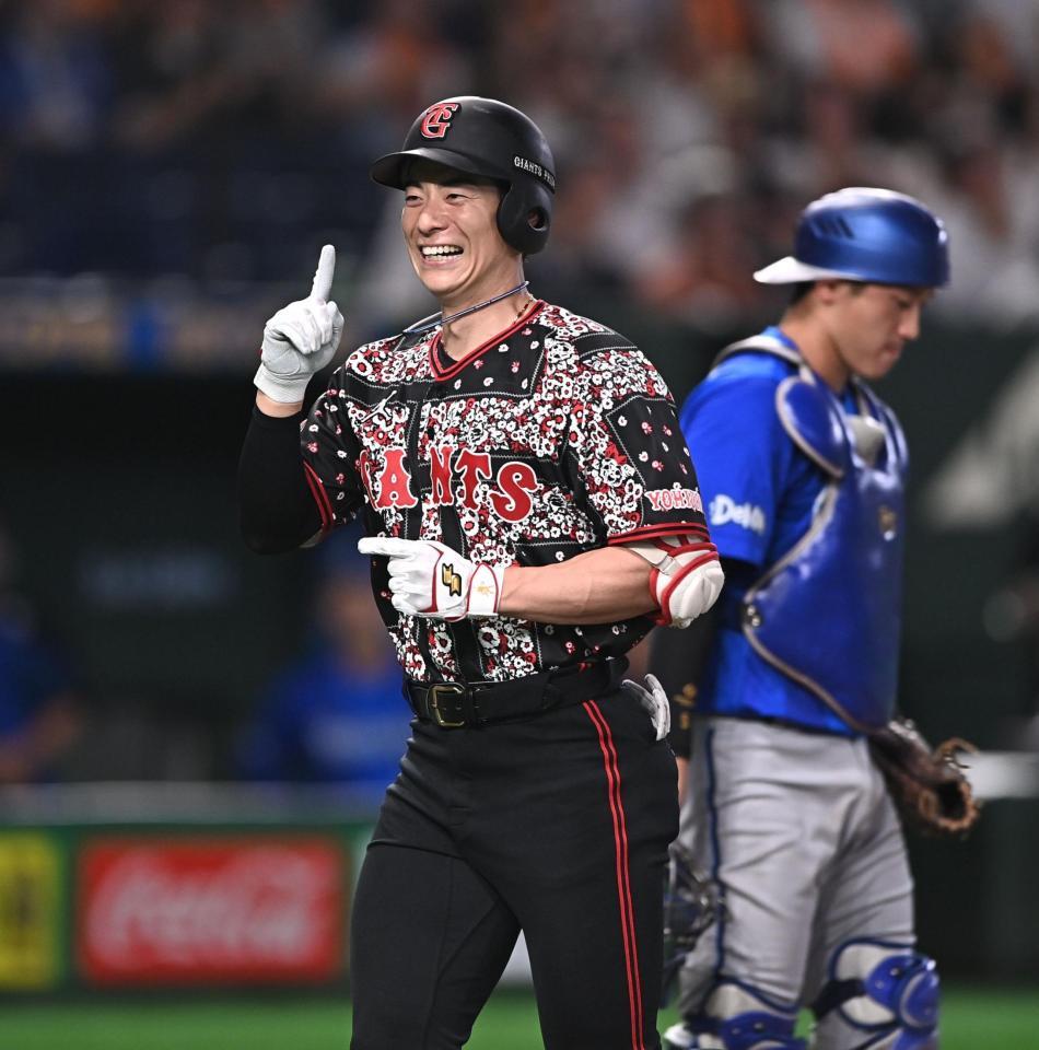 １回、先制の左越えソロを放ちポーズを決める松本（撮影・開出牧）