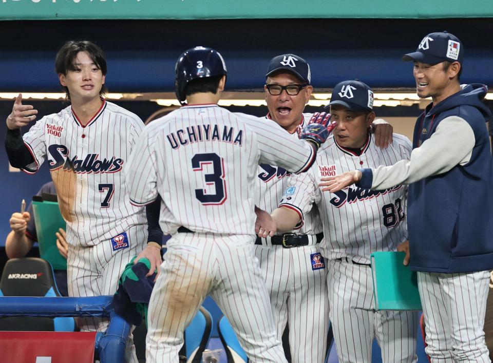 ２回、生還した内山を迎える池山監督（撮影・田中太一）