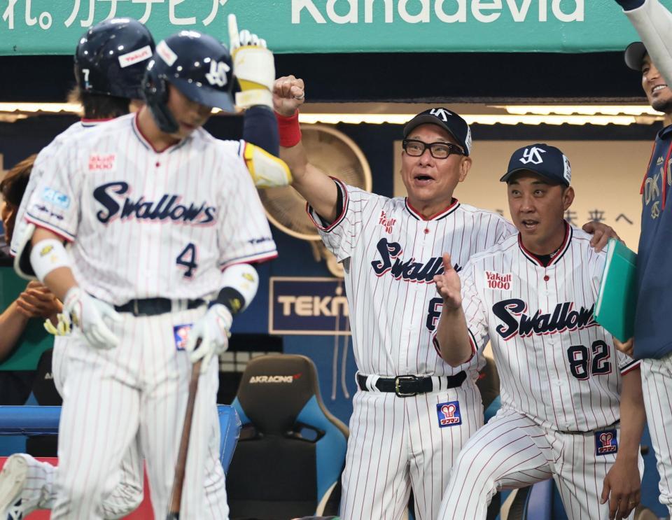 １回、ソロを放った長岡を迎える池山監督（撮影・田中太一）