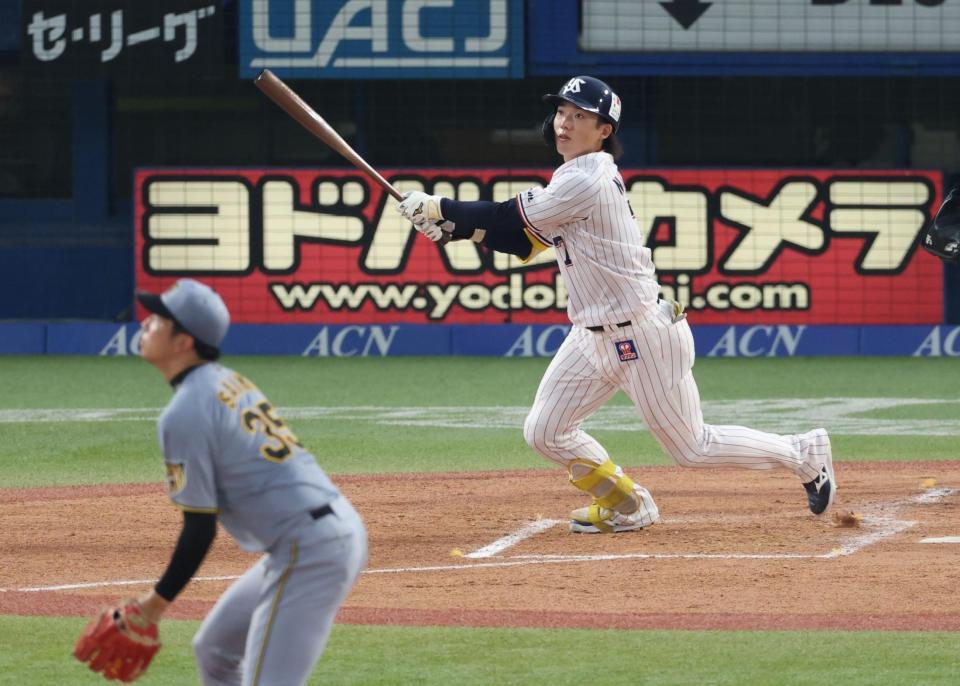 １回、右越えに先頭打者本塁打を放つ長岡（撮影・金田祐二）
