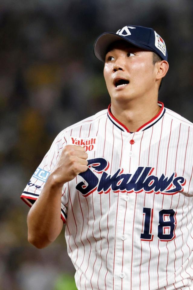 ６回を無失点で終え、ガッツポーズするヤクルト・奥川
