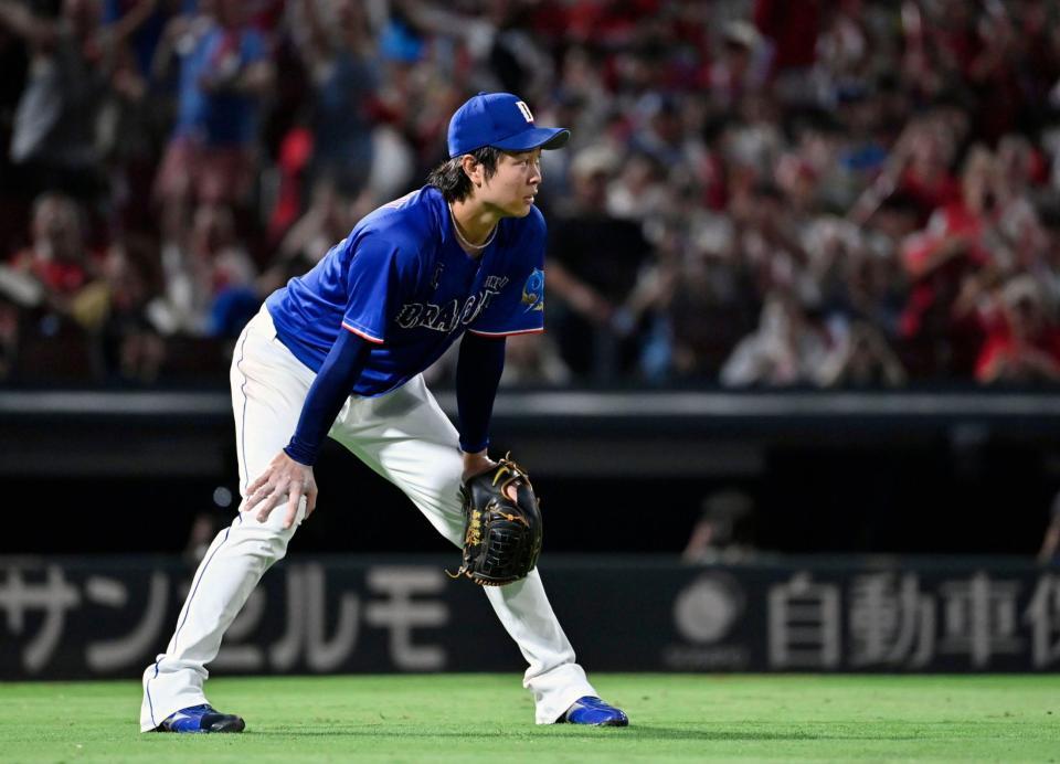 ７回、自らの失策で広島に同点を許した中日・高橋宏