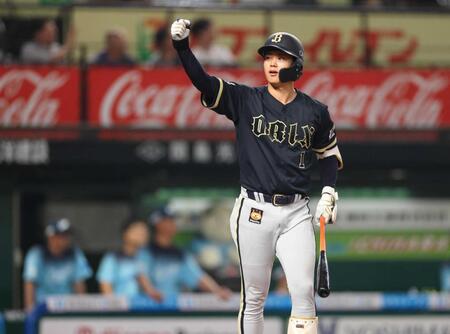 　１１回、勝ち越し本塁打を放った太田はベンチに向かってガッツポーズ（撮影・石井剣太郎）