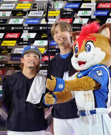 　ロッテに勝利し写真に納まる水野（左）と達