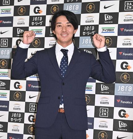 　会見でガッツポーズを決める巨人・鈴木大（撮影・開出牧）