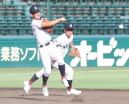 　守備練習で軽快な動きを見せる有明・実田