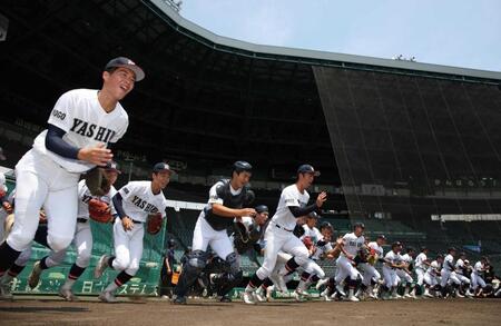 　元気良くグラウンドに駆け出す社ナイン（撮影・坂部計介）