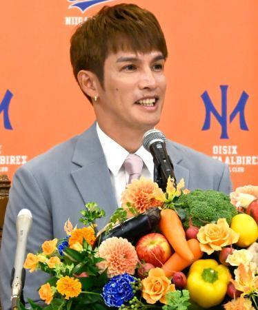 　笑顔で引退記者会見に臨むオイシックスの陽岱鋼外野手＝１日、新潟市