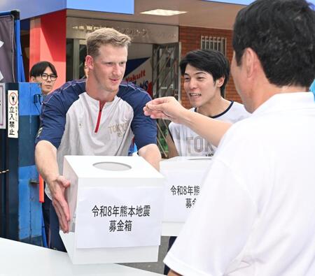 熊本県地震の募金を呼びかけるヤクルトのウォルターズ（撮影・堀内翔）