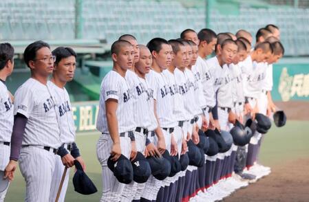 甲子園練習を終え整列する有明ナイン＝７月３１日