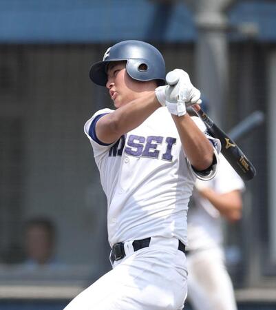 大阪大会の準決勝・金光大阪戦で適時打を放つ履正社・辻竜乃介＝７月２６日