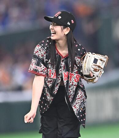 始球式を務め笑顔の横田真悠（撮影・開出牧）