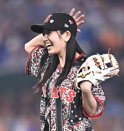 始球式を務め弾ける笑顔の横田真悠（撮影・開出牧）
