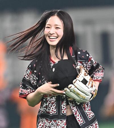 始球式を務め笑顔を輝かせる横田真悠（撮影・開出牧）