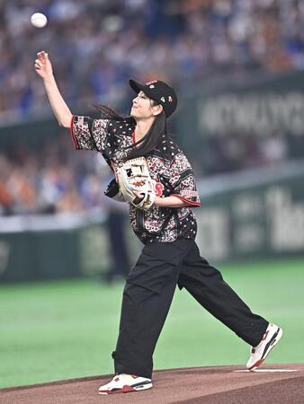 始球式を務める横田真悠（撮影・開出牧）
