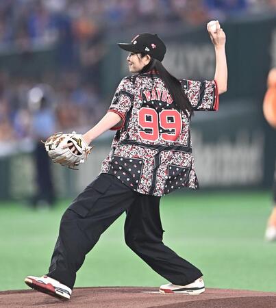 始球式を務める横田真悠（撮影・開出牧）