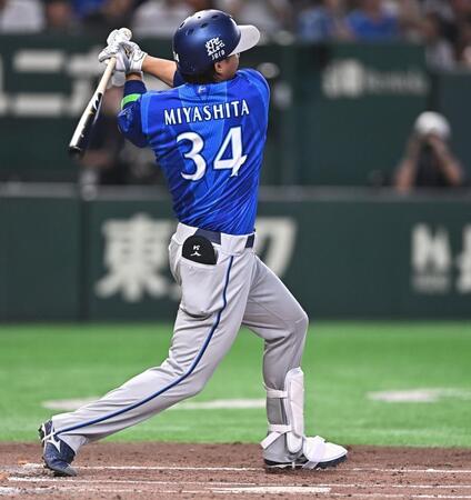 ２回、先制の左越えホームランを放つ宮下（撮影・開出牧）