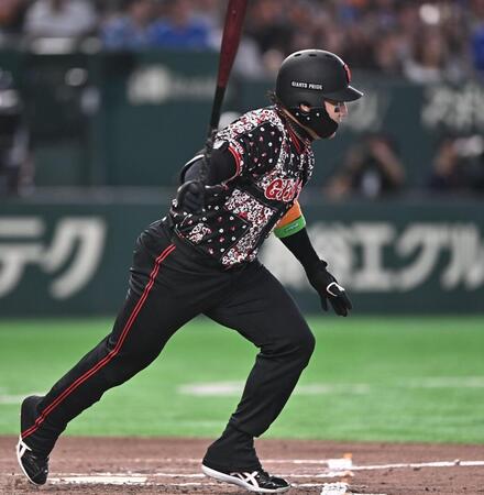 ６回、ショートへの内野安打を放つ代打・丸（撮影・開出牧）