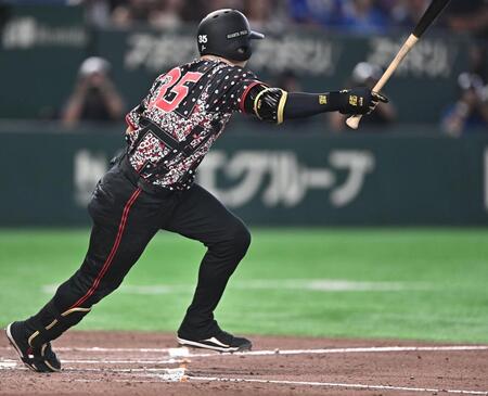 ６回、左前２点適時打を放つ泉口（撮影・開出牧）
