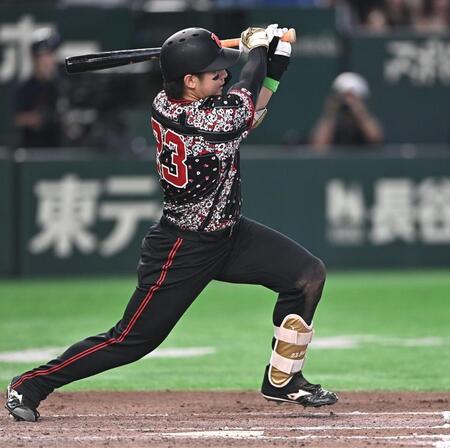 ６回、ショートへのタイムリー内野安打を放つ石塚（撮影・開出牧）