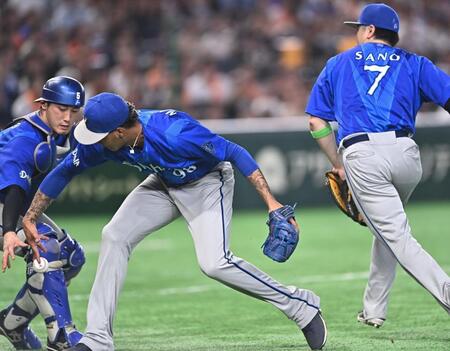 ８回、山瀬の送りバントのピッチャーフライを落球するマルセリーノ（中央）＝撮影・開出牧