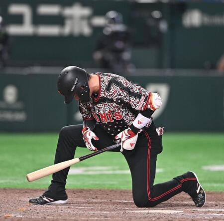 ８回、空振り三振に倒れた代打・坂本勇（撮影・開出牧）