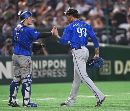 ８回、代打・坂本を空振り三振に仕留め松尾（左）とタッチを交わすマルセリーノ（撮影・開出牧）
